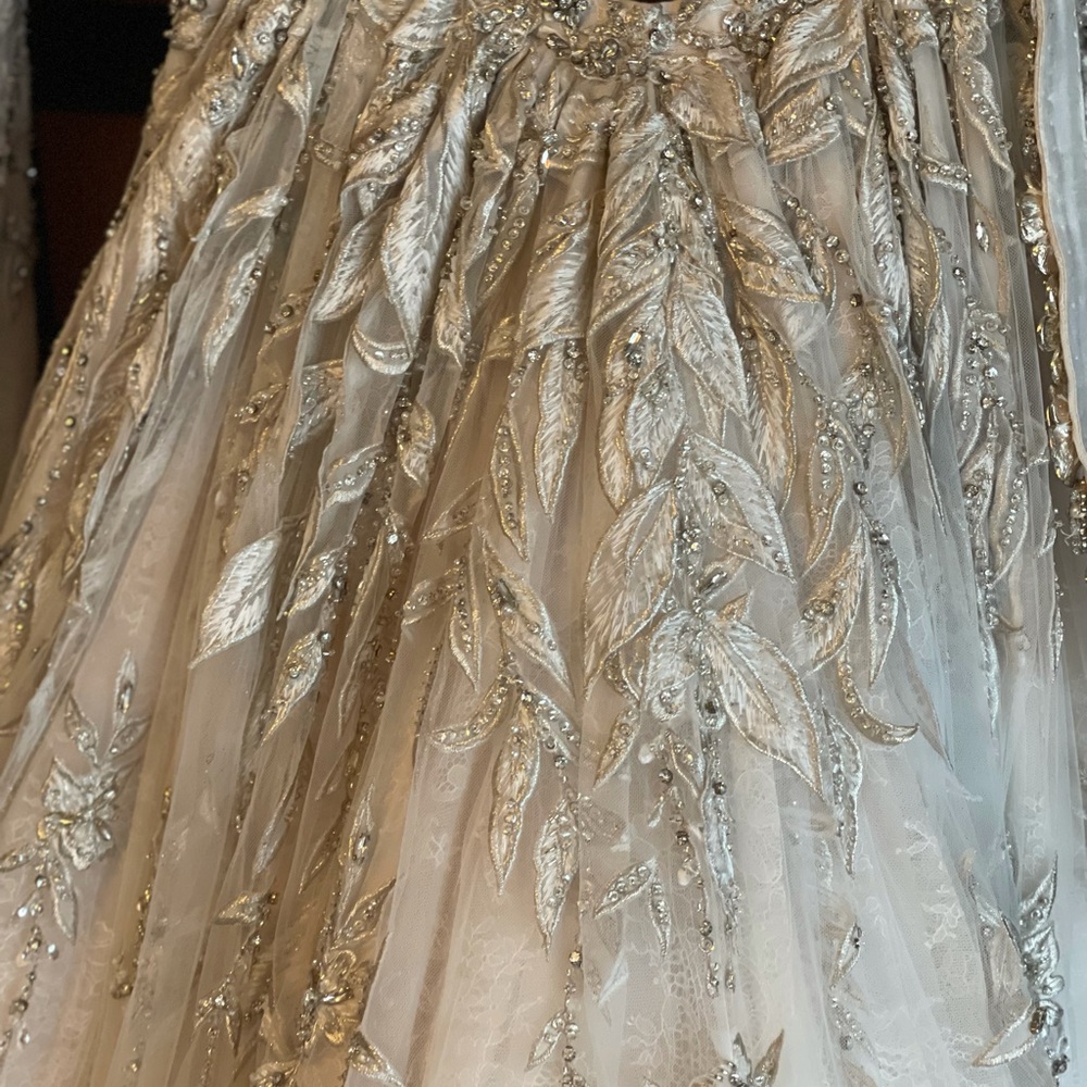 YSA Makino Wedding Gown, size 4 - Picture 10 of 11